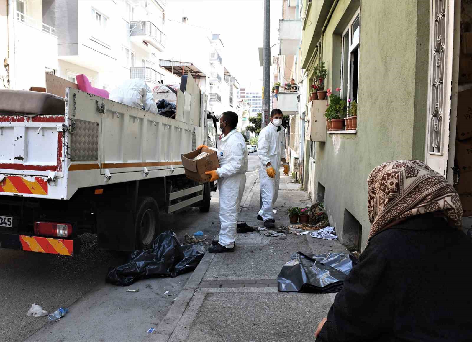 OSMANGAZİ BELEDİYESİ EKİPLERİ, KÖTÜ KOKULAR YAYILAN ÇÖP DOLU BİR EVİ
