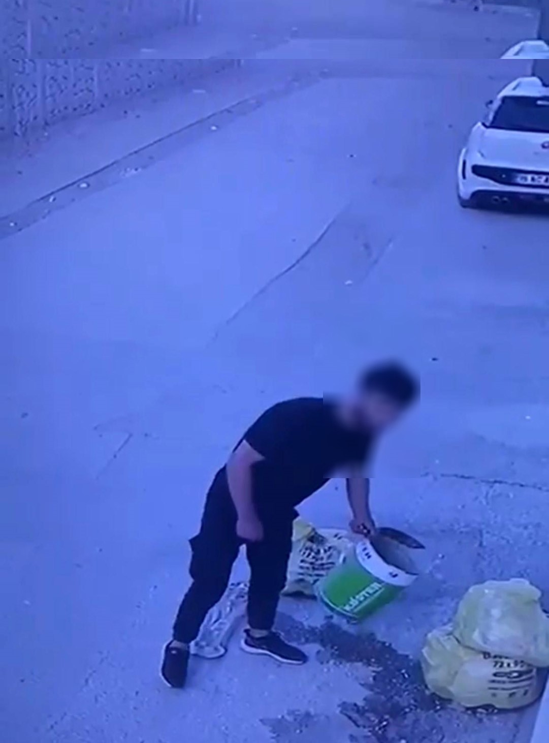 Çöp kovasını çalıp kayıplara karıştı KOVAYI ALAN KİŞİ KAYIPLARA KARIŞIRKEN, O ANLAR GÜVENLİK KAMERASINA YANSIDI.