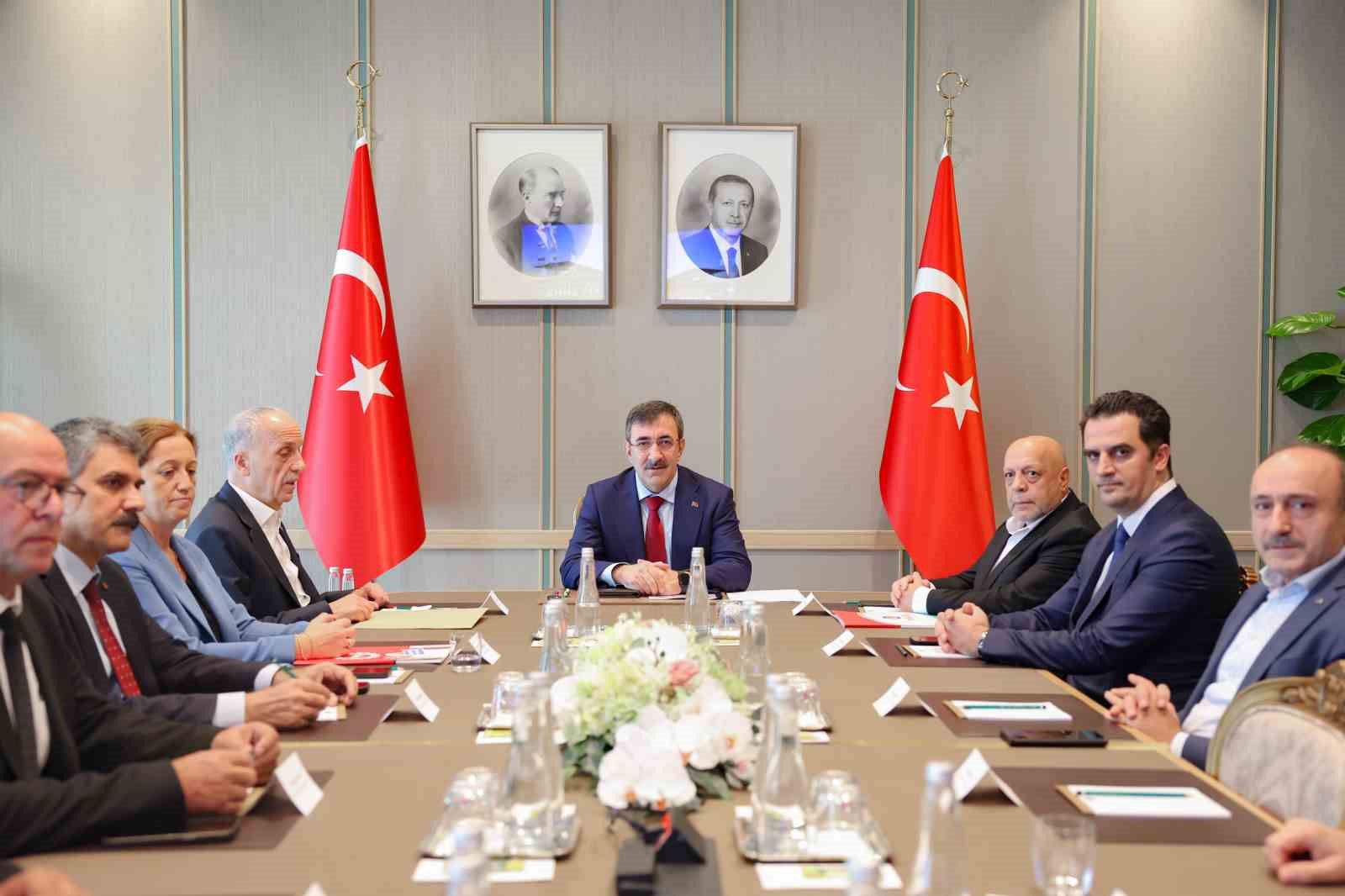 CUMHURBAŞKANI YARDIMCISI CEVDET YILMAZ, İŞÇİ SENDİKALARININ TEMSİLCİLERİ İLE BİR ARAYA