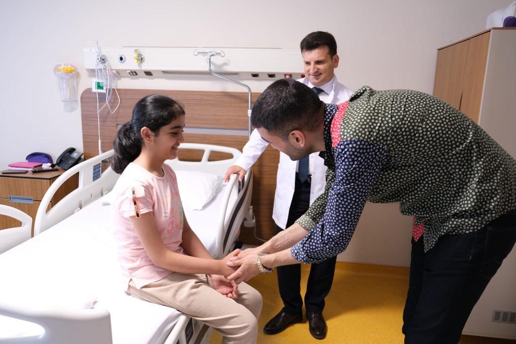 SOSYAL MEDYADAN MESAJ ATTIKLARI CZN BURAK’I BİR ANDA HASTANE ODASINDA