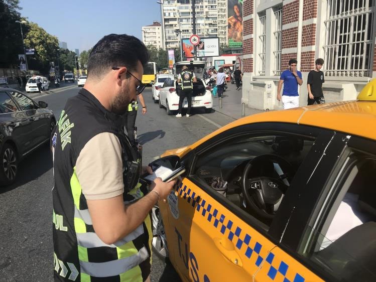 DENETİME TAKILAN TAKSİCİ KAMERADA: “ZATEN CEZAYI ÖDEMİYORUZ”