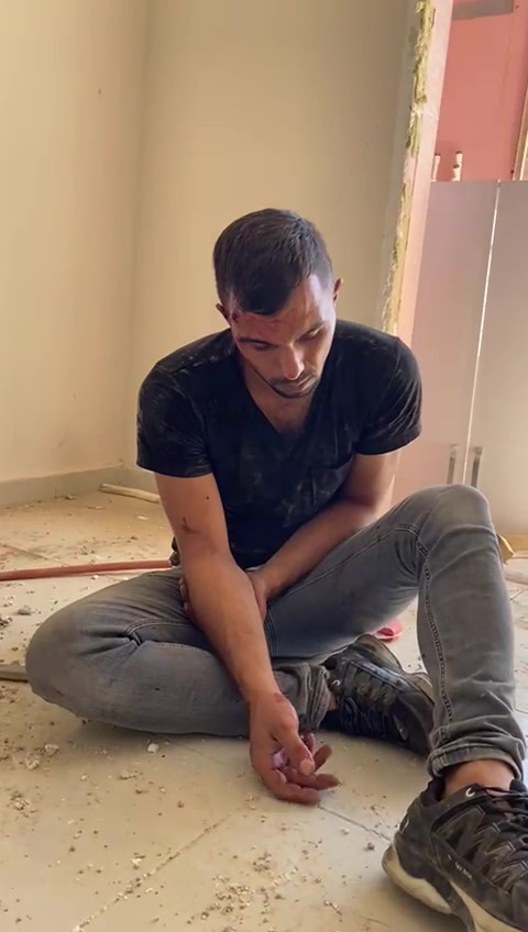 Depremzede hasarlı evine giren hırsızları dövüp polise teslim etti HATAY’DA DEPREMZEDE VATANDAŞ AĞIR HASARLI EVİNİN İÇİNDE YAKALADIĞI İKİ HIRSIZI