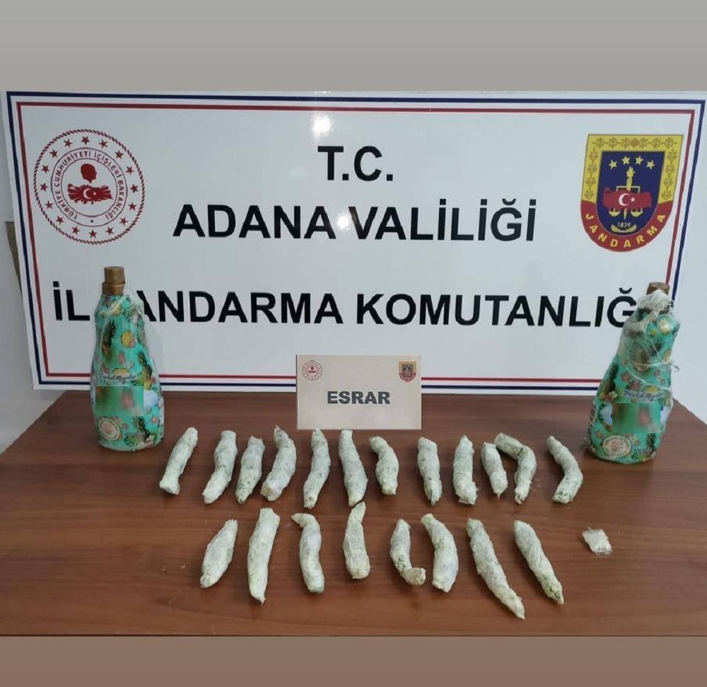 Deterjan kutusundan 20 paket esrar çıktı ADANA’DA BİR ARAÇTA BULUNAN YOLCUYA AİT ÇANTA ARAMA YAPAN JANDARMA