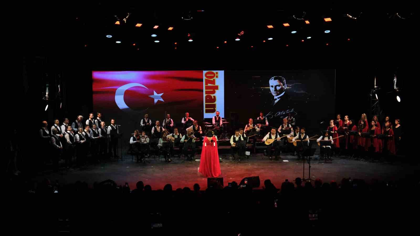 'CUMHURİYET ŞARKILARI' KONSERİNDE SAHNEYE ÇIKAN DİLEK TÜRKAN VE BURSA BÜYÜKŞEHİR