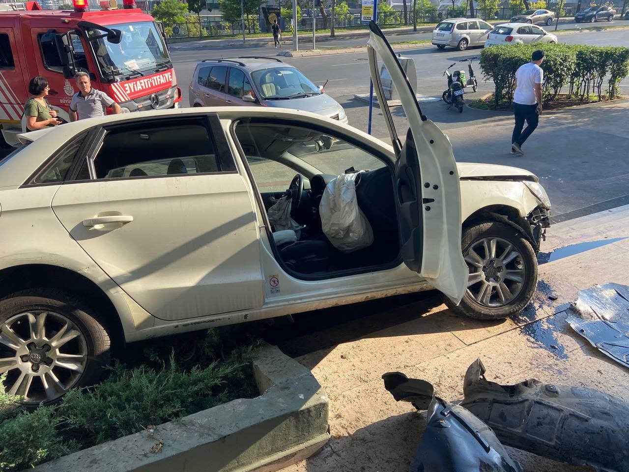 ATAŞEHİR'DE DİREKSİYON BAŞINDA RAHATSIZLANAN SÜRÜCÜ, OTOMOBİLİNİN HAKİMİYETİNİ KAYBEDEREK KALDIRIMA ÇIKTI,