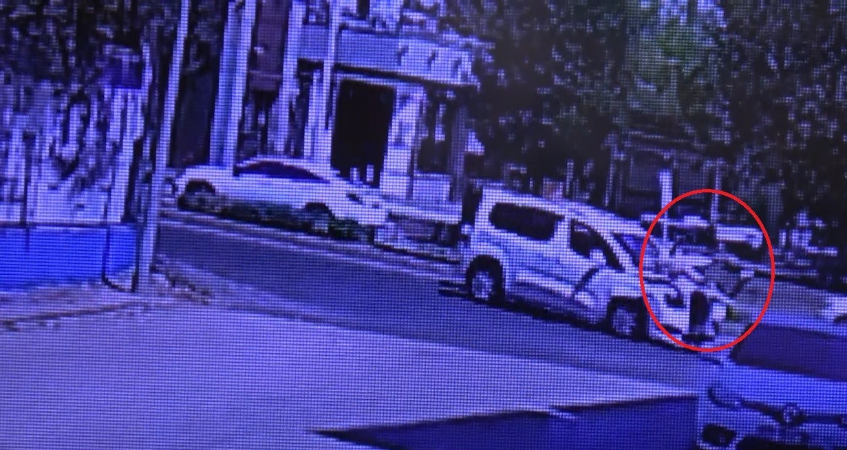 Diyarbakır’da feci kaza: Anne ve çocuğu metrelerce sürüklendi DİYARBAKIR’IN BAĞLAR İLÇESİNDE YOLUN KARŞISINA GEÇMEK İSTEYEN ANNE VE 4