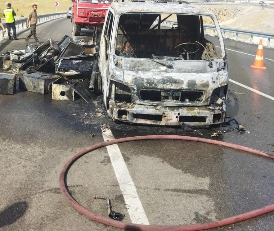 YENİ KONYA-ANTALYA D-687 KARAYOLU’NDA SEYİR HALİNDEKİ KAMYON, ÇIKAN YANGINDA KULLANILAMAZ