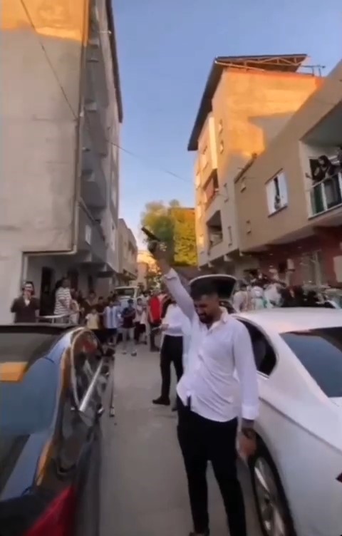 BURSA’DA DÜĞÜN KONVOYU YAPAN BİR GURUP SOKAK ARASINDA  SİLAH