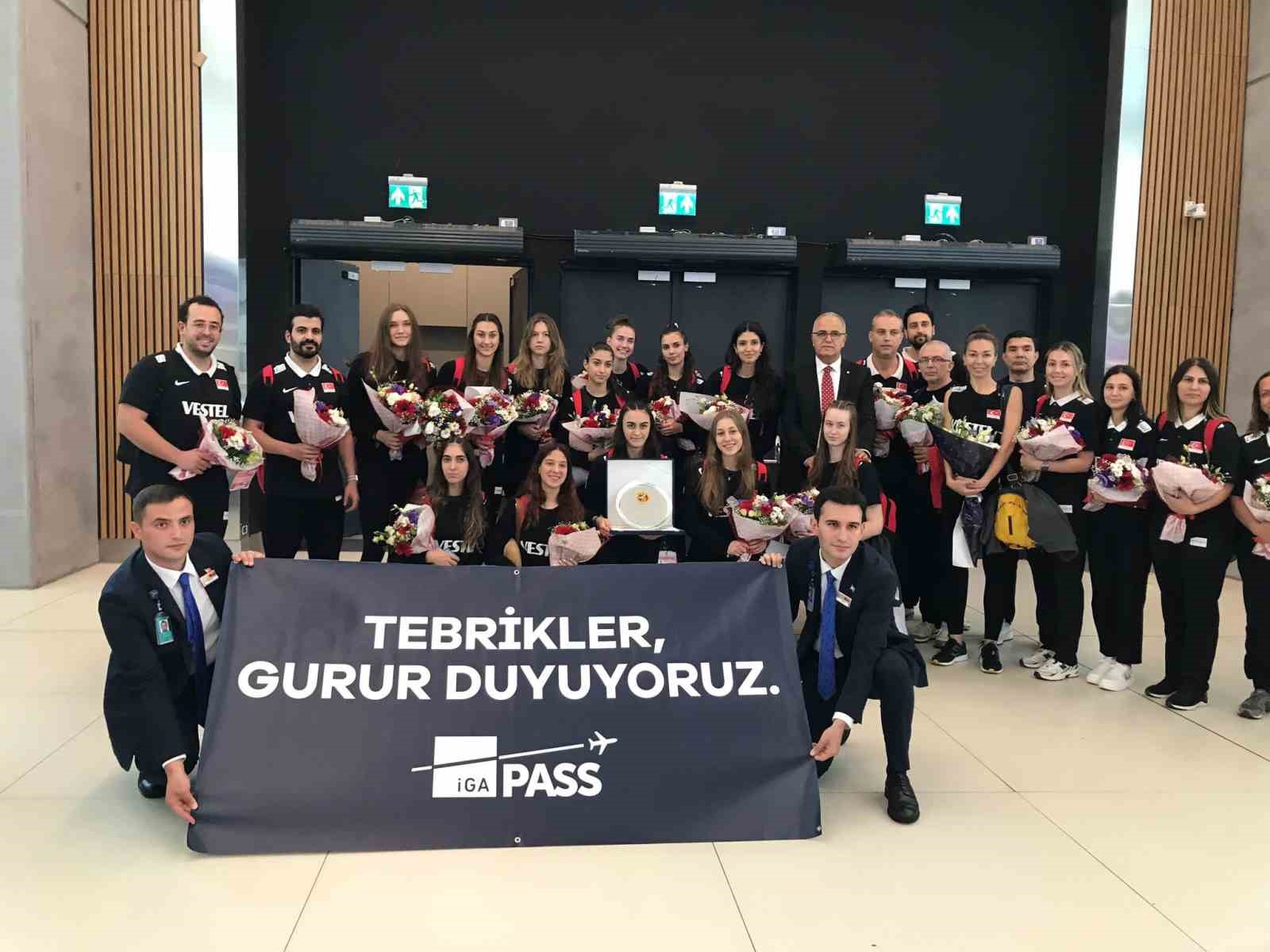 HIRVATİSTAN'IN OSİJEK KENTİNDE OYNANAN FİNAL MAÇINDA ABD’YE 3-2 YENİLEREK FIVB