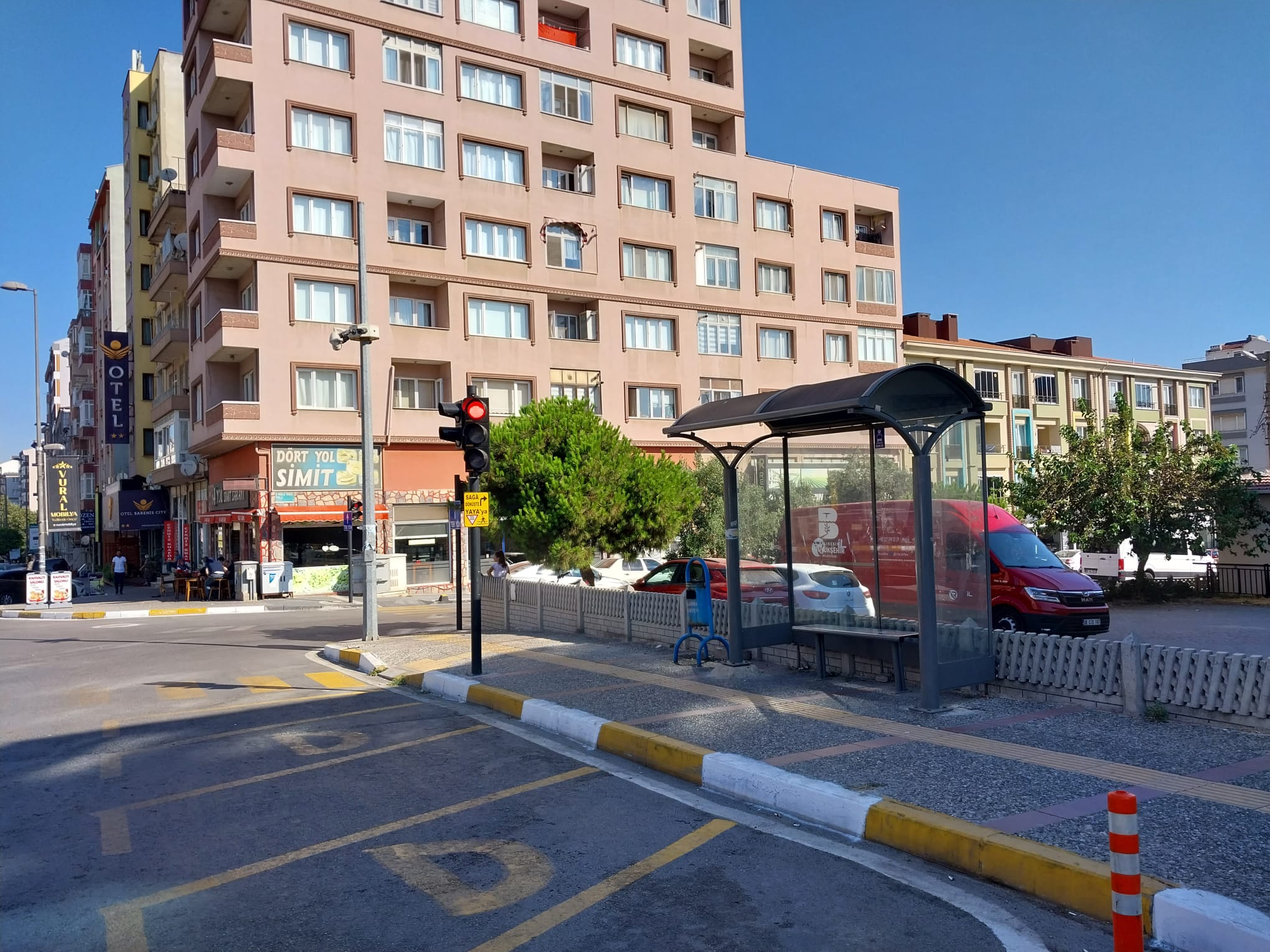 Bandırma Atatürk Caddesi’nde ışıklardaki duraktan otobüse binmek isteyen yolcular isyan