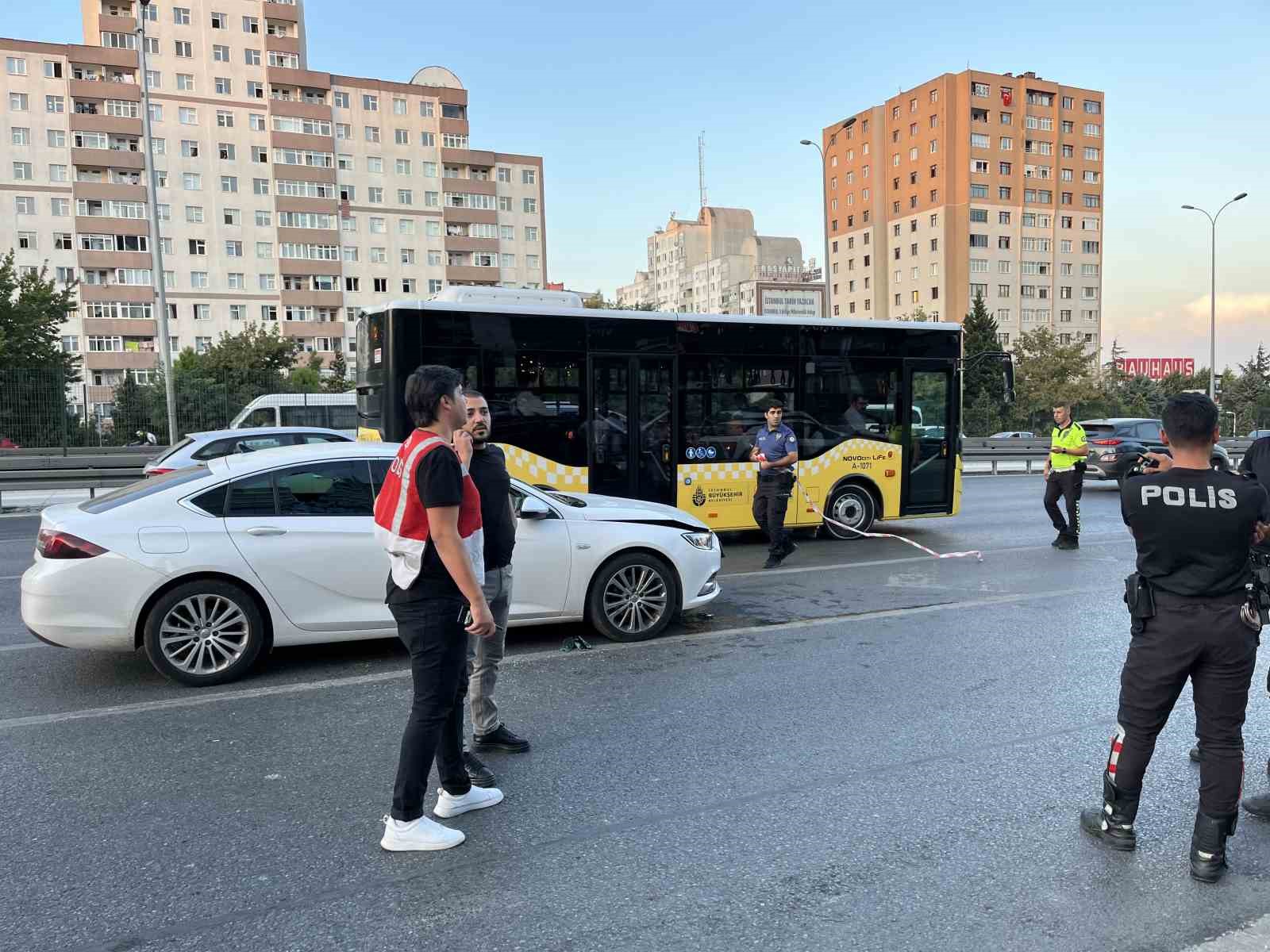 BEYLİKDÜZÜ E-5 KARAYOLUNDA BİR OTOMOBİLE BAŞKA BİR ARAÇTAN ATEŞ AÇILDI.