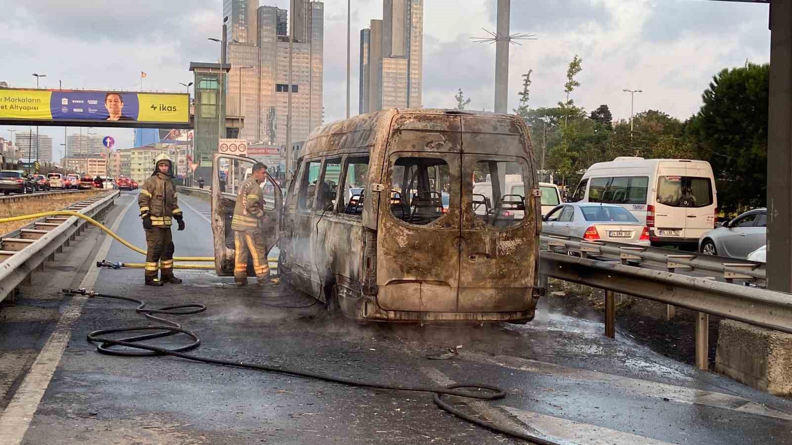 E5 KARAYOLU MECİDİYEKÖY METROBÜS DURAĞI YAKINLARINDA SAAT 18.40 SIRALARINDA BİR