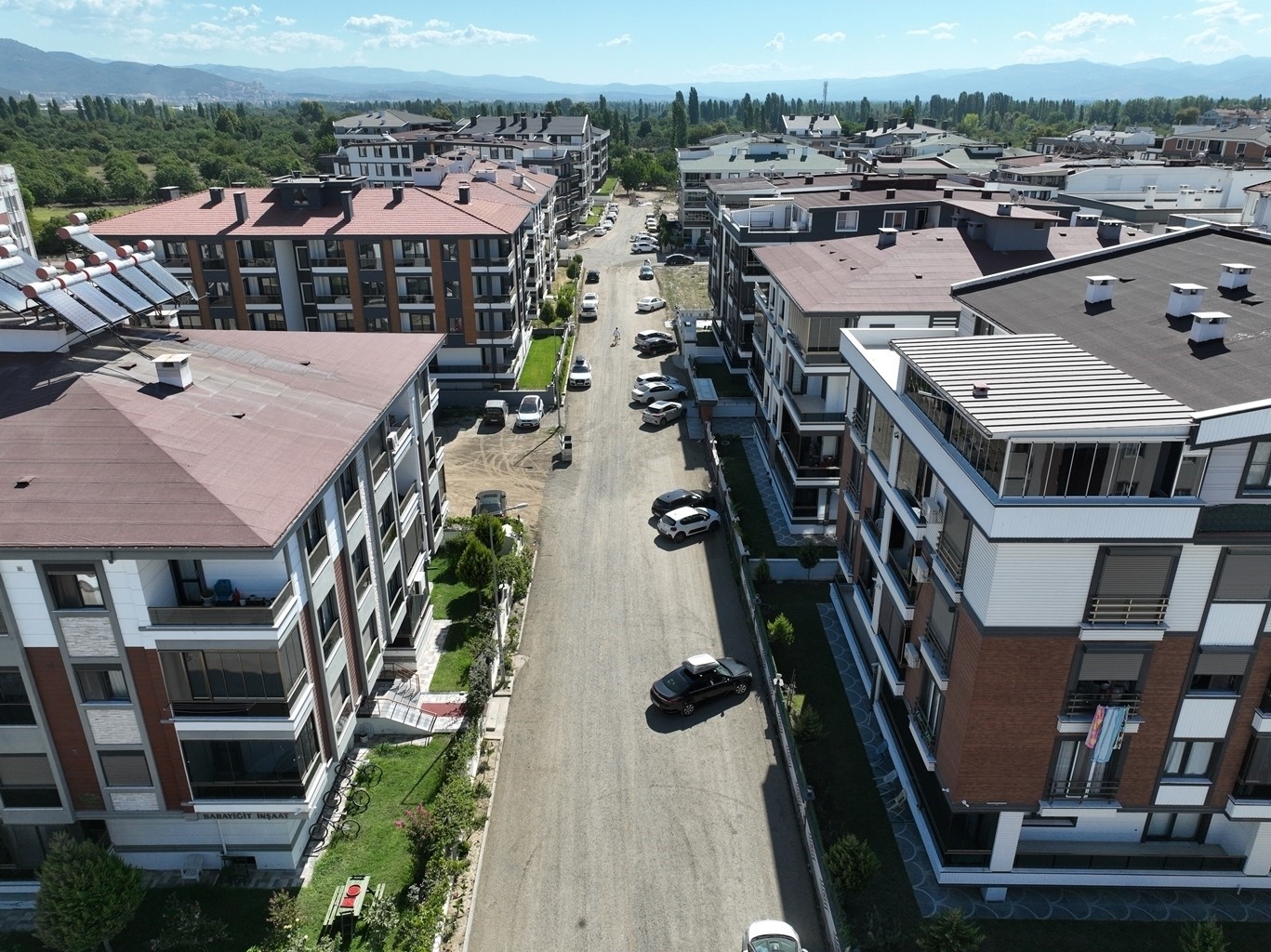 BALIKESİR’İN EDREMİT BELEDİYESİ KENT GENELİNDE BOZULAN YOLLARIN YAPIMI İÇİN ÇALIŞIRKEN