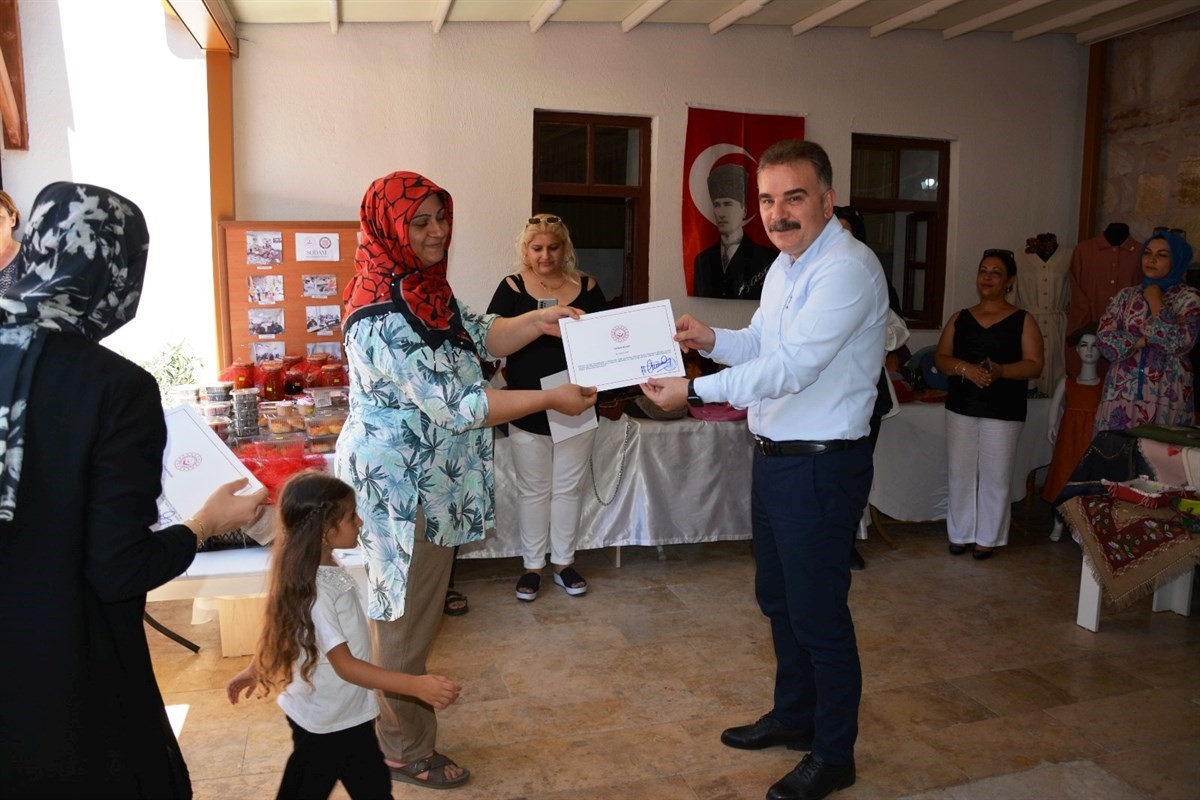 BALIKESİR’İN EDREMİT KAYMAKAMI AHMET ODABAŞ, EŞİ AYŞE ODABAŞ İLE BİRLİKTE