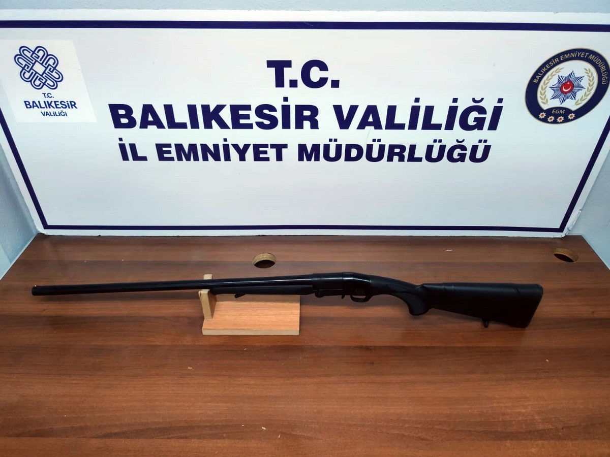 EDREMİT İLÇESİNDE KAVGA İHBARI POLİSE ALARMA GEÇİRDİ. OLAYDA BİR RUHSATSIZ