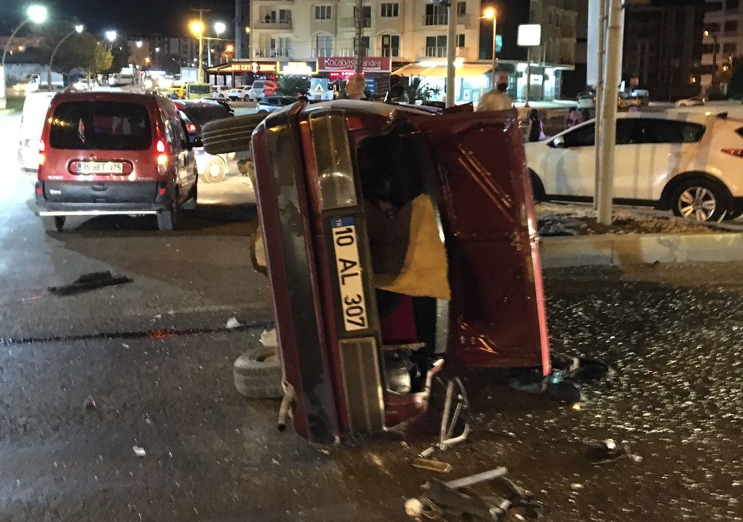 KIRMIZI IŞIĞA YAKALANMAMAK İÇİN GİRDİĞİ KAVŞAKTAN DÖNMEYE ÇALIŞAN SÜRÜCÜ, DİREKSİYON