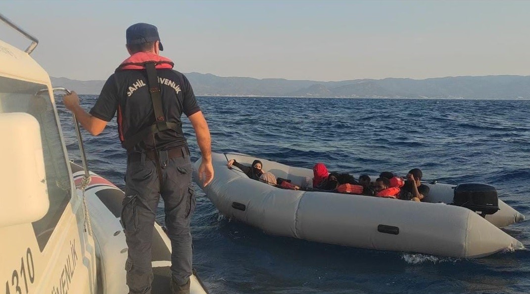 BALIKESİR’İN GÖMEÇ İLÇESİ AÇIKLARINDA BİNDİKLERİ LASTİK BOT MOTORU ARIZALANINCA SÜRÜKLENMEYE