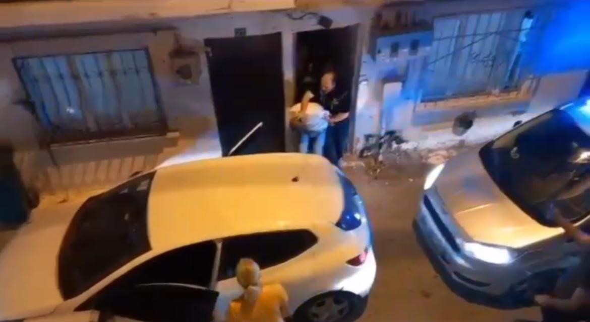 BURSA’NIN OSMANGAZİ İLÇESİNDE POLİS EKİPLERİNCE NARKOTİK ŞÜPHELİSİ ŞAHISLARIN EVİNE BASKIN