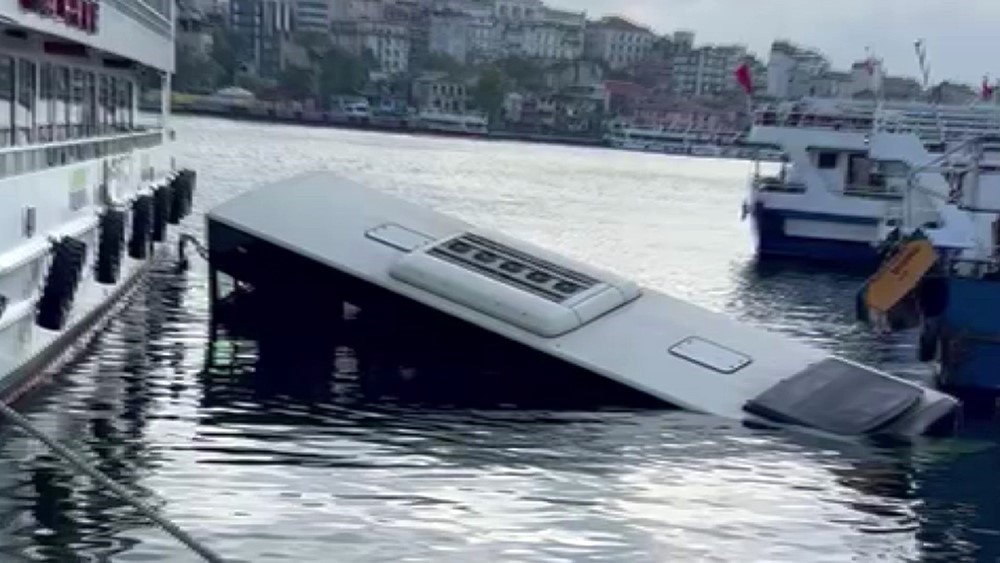 EMİNÖNÜ’NDE BULUNAN İETT DURAĞINDA PARK HALİNDE DURAN İETT OTOBÜSÜ HENÜZ