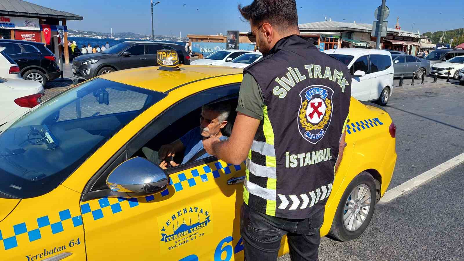 EMİNÖNÜ’NDE SİVİL TRAFİK POLİSLERİNİN YAPTIĞI DENETİMLERDE, YOLCU SEÇEN VE KURALLARA