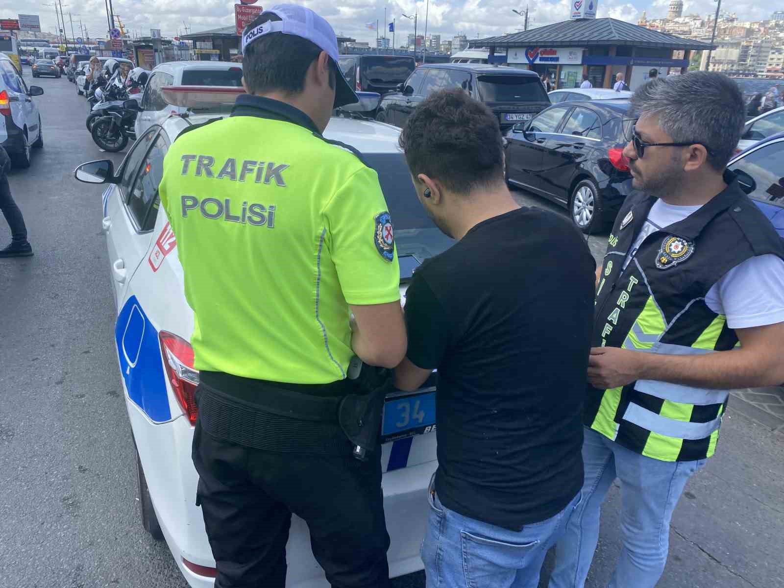 EMİNÖNÜ'NDE SİVİL TRAFİK POLİSLERİ YOLCU SEÇEN VE KURALLARA UYMAYAN SÜRÜCÜLERE