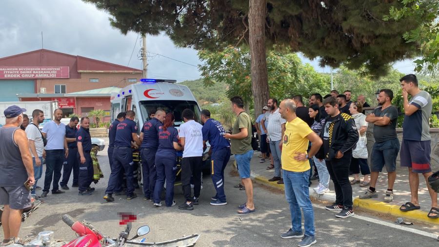 BALIKESİR'İN ERDEK İLÇESİNDE OTOMOBİL İLE MOTOSİKLETİN KARIŞTIĞI KAZADA MOTOSİKLET SÜRÜCÜSÜ