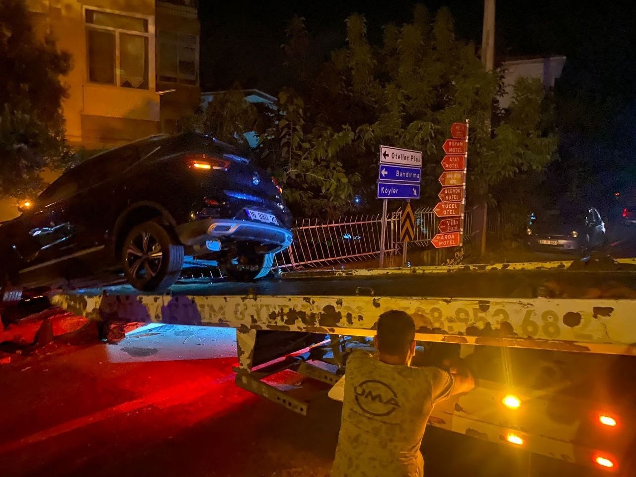 ERDEK'TE KONTROLDEN ÇIKAN OTOMOBİL SİTENİN DUVARINI YIKARAK ASILI KALDI