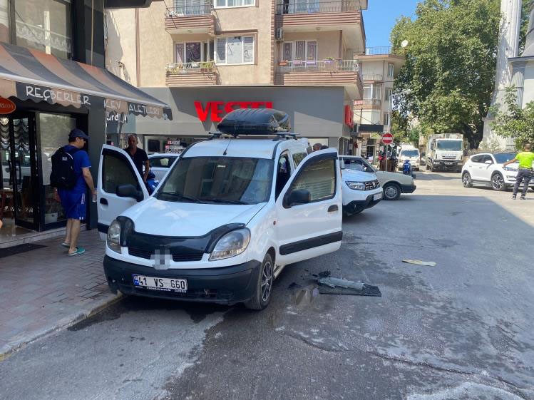 ERDEK'TE PARK HALİNDEKİ ARAÇ YANDI
