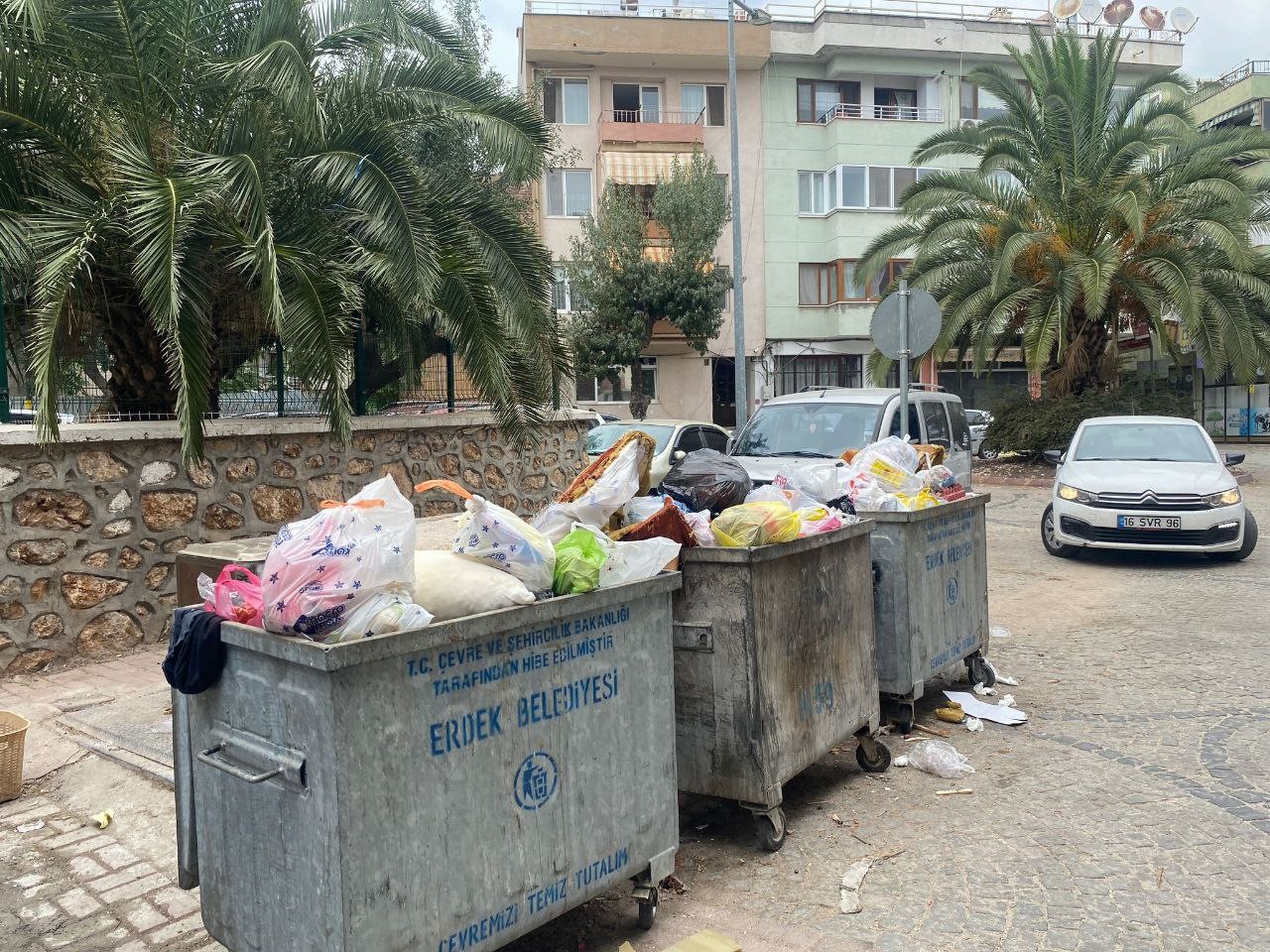 BALIKESİR'İN ERDEK İLÇESİNDE TOPLANMAYAN ÇÖPLER, YERLİ HALKI VE TATİLCİLERİ İSYAN