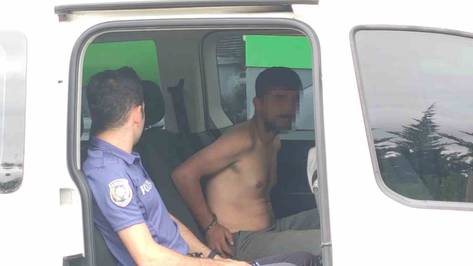ESENLER TOPKULE KIŞLASI'NDAKİ AĞAÇLIK ALANDA ÇIKAN YANGINA MÜDAHALE DEVAM EDERKEN