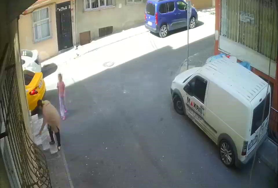 ESENLER’DE TAKSİYLE SOKAKTAN GEÇEN BİR KADIN, BAŞKA BİR KADININ TELEFONUNU