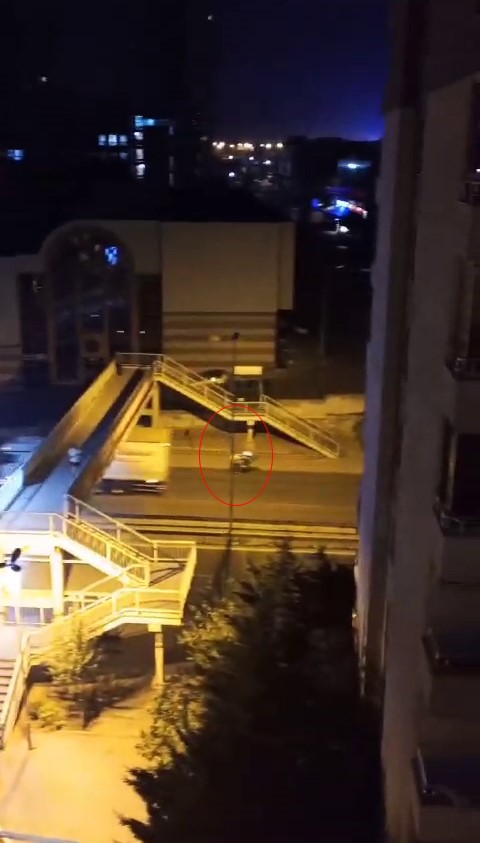 ESENLER’DE, TERS YÖNE GİREREK TEK TEKERLEK ÜZERİNDE İLERLEYEN İKİ MOTOSİKLETLİ,