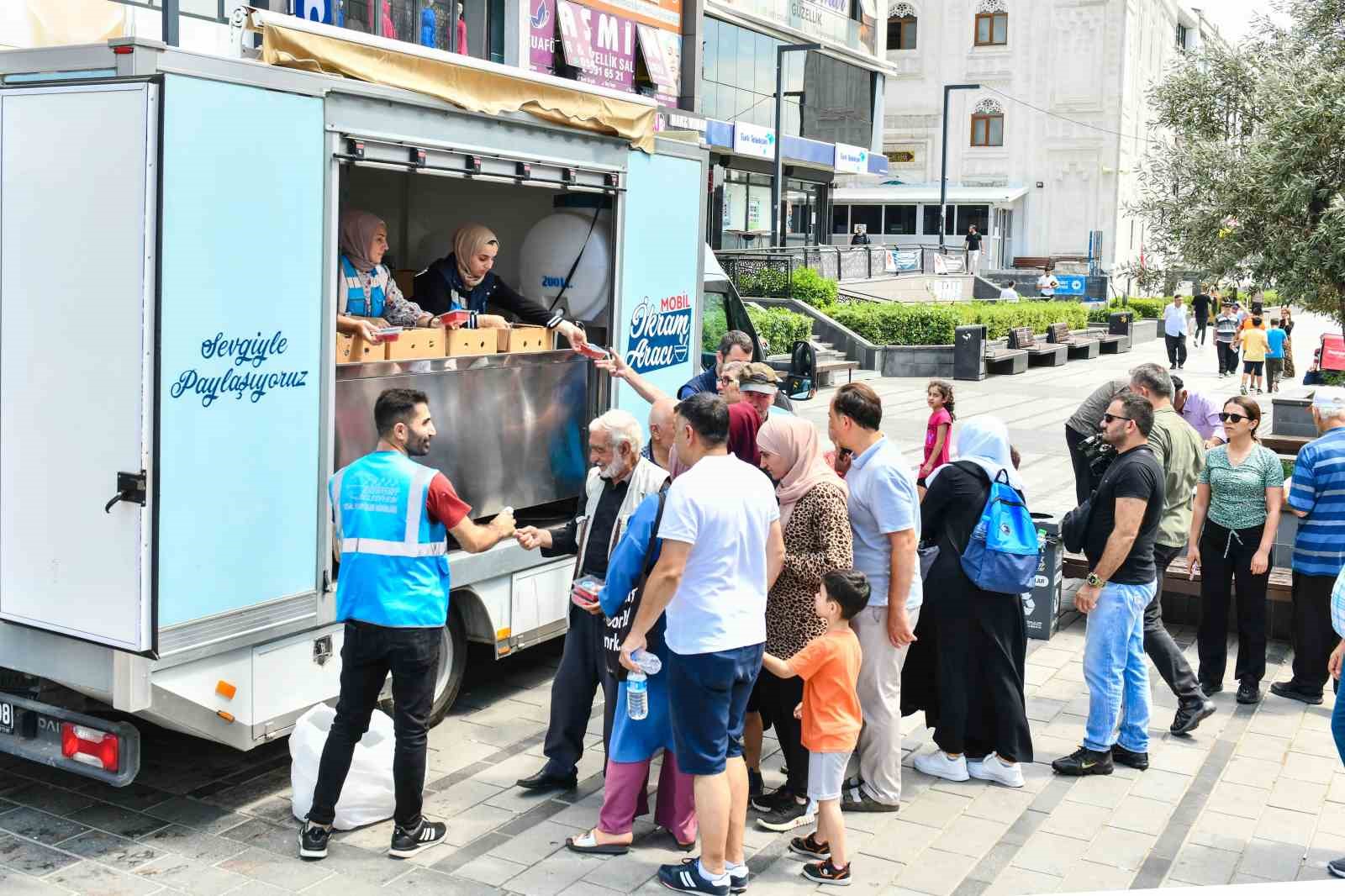 ESENYURT BELEDİYESİ, MUHARREM AYI DOLAYISIYLA VATANDAŞLARA AŞURE İKRAM ETTİ.