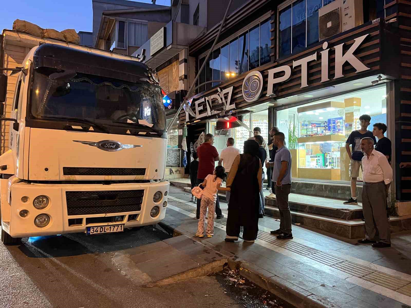 İSTANBUL'UN ESENYURT İLÇESİNDE PARK HALİNDEKİ KAMYON HAREKET EDEREK OPTİK DÜKKANINA