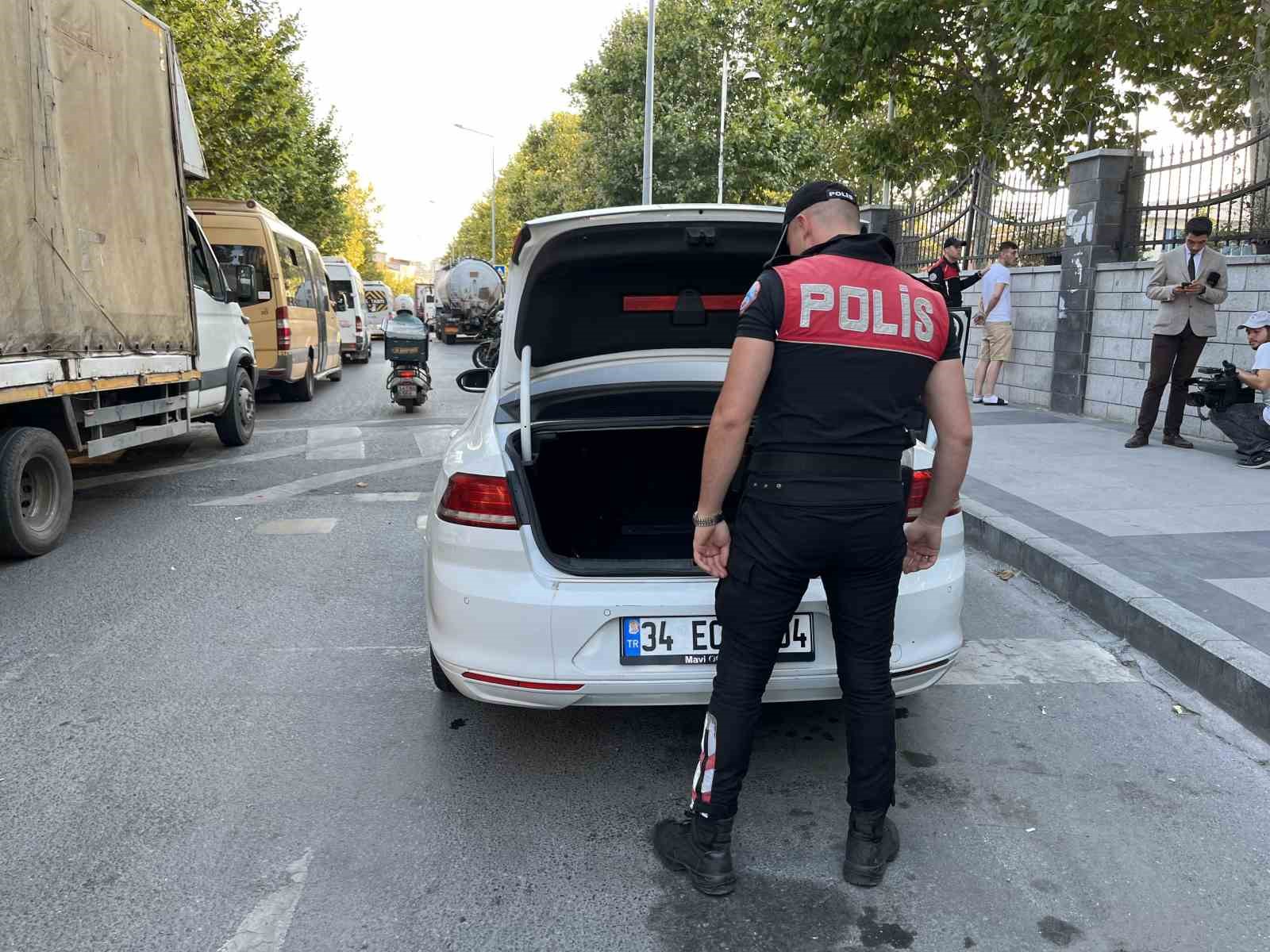 İSTANBUL'UN ESENYURT İLÇESİNDE POLİSİN ASAYİŞ UYGULAMASINDA 2 KİŞİ GÖZALTINA ALINDI.