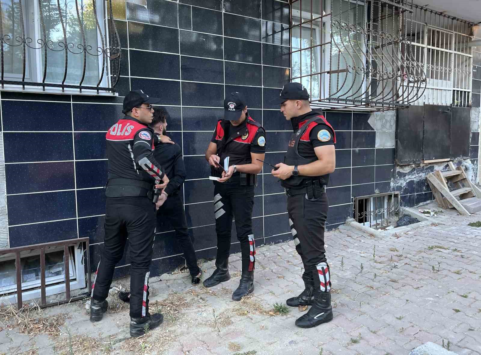 Esenyurt’taki denetimlerde 5 yabancı uyruklu şahıs gözaltına alındı İSTANBUL ESENYURT'TA POLİS EKİPLERİNCE YAPILAN DENETİMLERDE UYGULAMADAN KAÇMAYA ÇALIŞAN 5