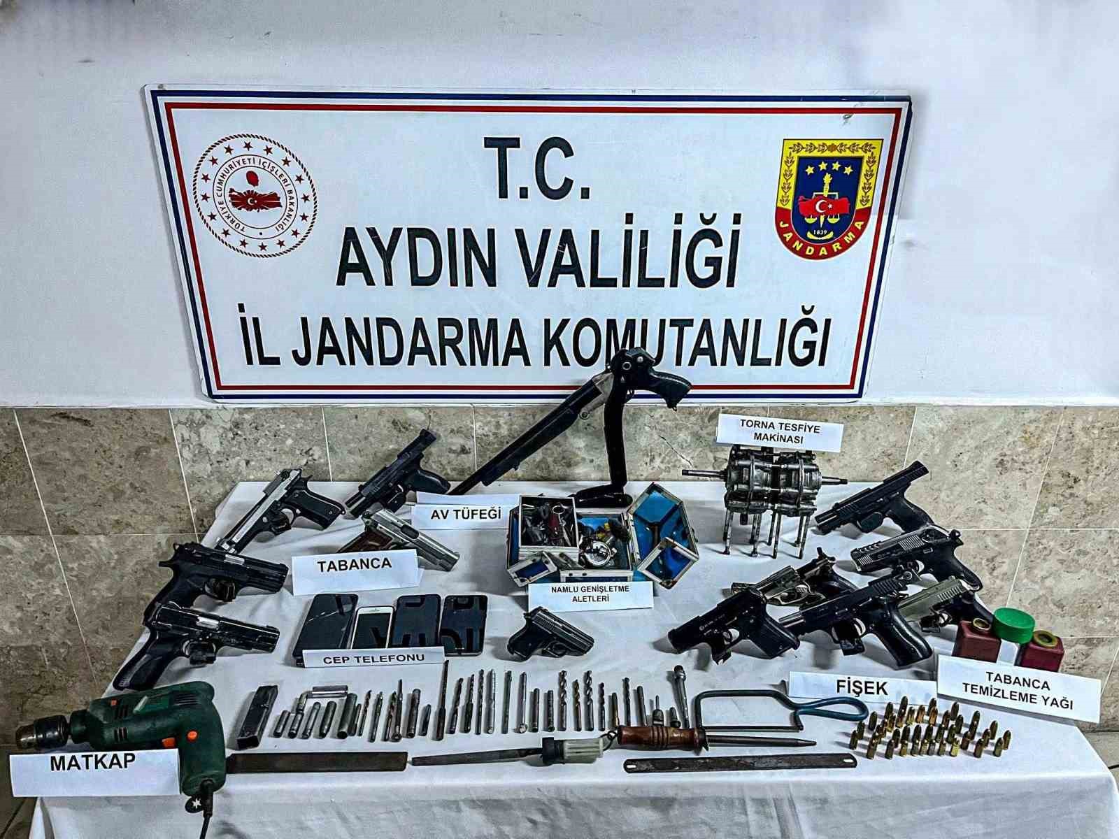 Evi silah imalathanesine çevirmiş EVİ SİLAH İMALATHANESİNE ÇEVİRMİŞ