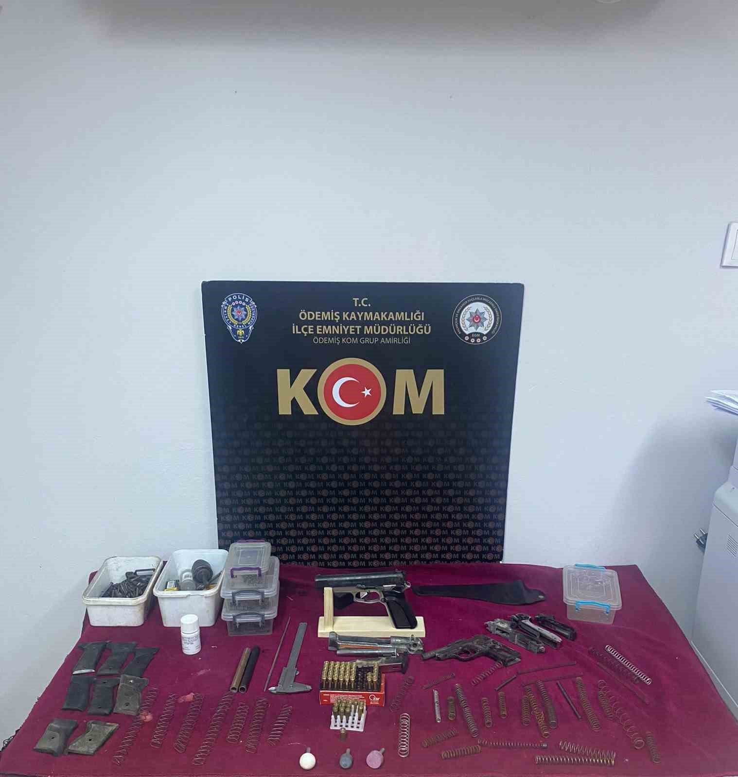 İZMİR'İN ÖDEMİŞ İLÇESİNDEKİ EVİNDE, ÜCRET KARŞILIĞI KURUSIKI SİLAHLARIN NAMLUSUNU AÇTIĞI