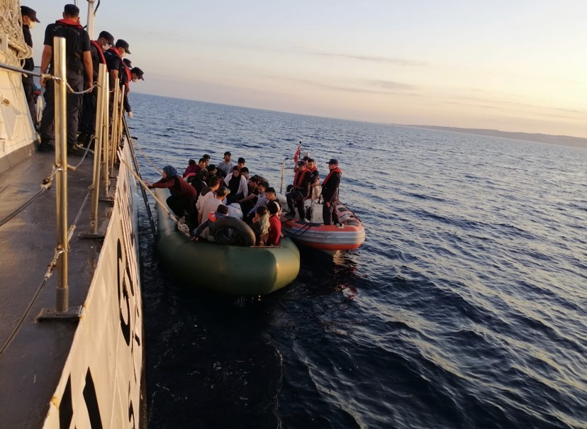 ÇANAKKALE’NİN EZİNE İLÇESİ AÇIKLARINDA SAHİL GÜVENLİK EKİPLERİNCE DURDURULAN HAREKET HALİNDEKİ