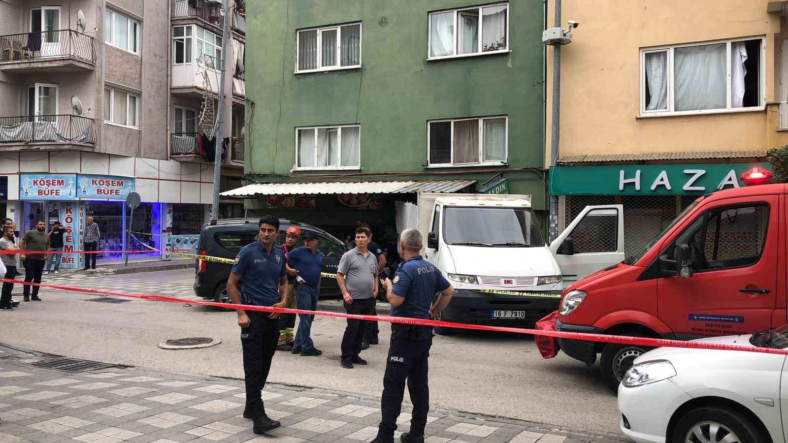 GEMLİK ESKİ PAZAR CADDESİNDE MEYDANA GELEN KAZADA BİR KİŞİ HAYATINI