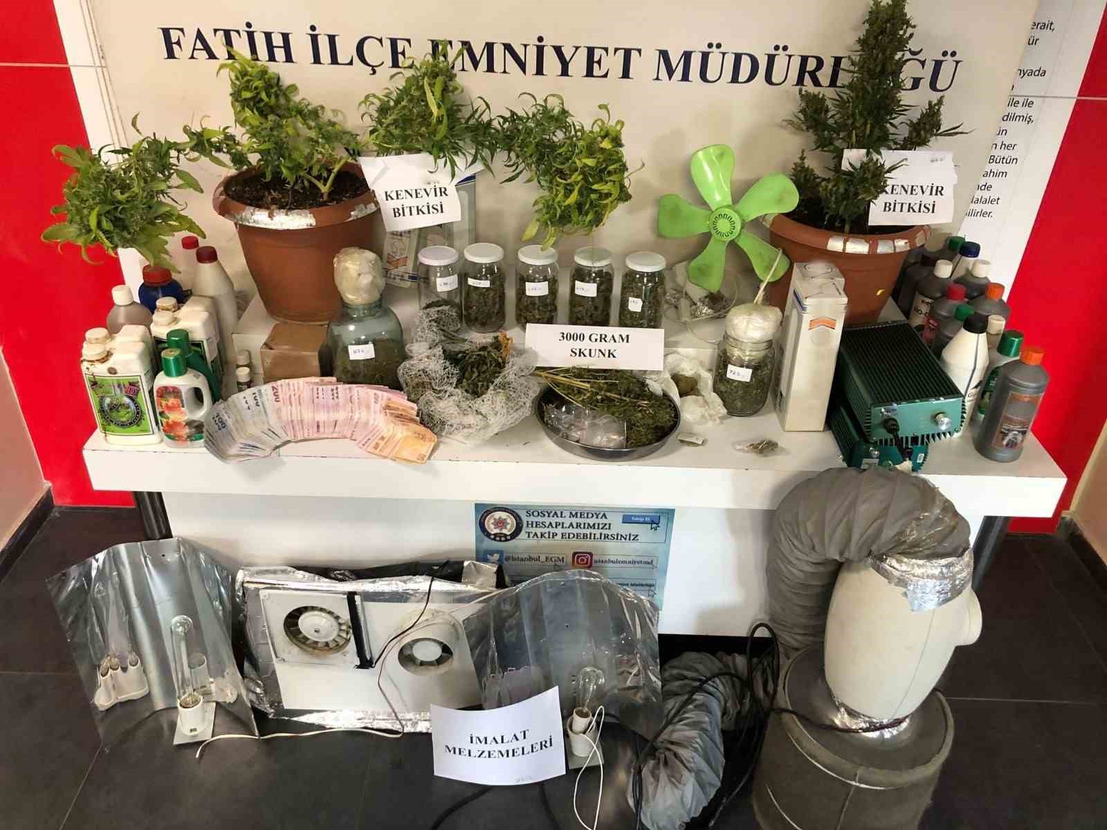 FATİH'TE BİR EVDE UYUŞTURUCU TİCARETİ YAPILDIĞI İHBARI ÜZERİNE HAREKETE GEÇEN