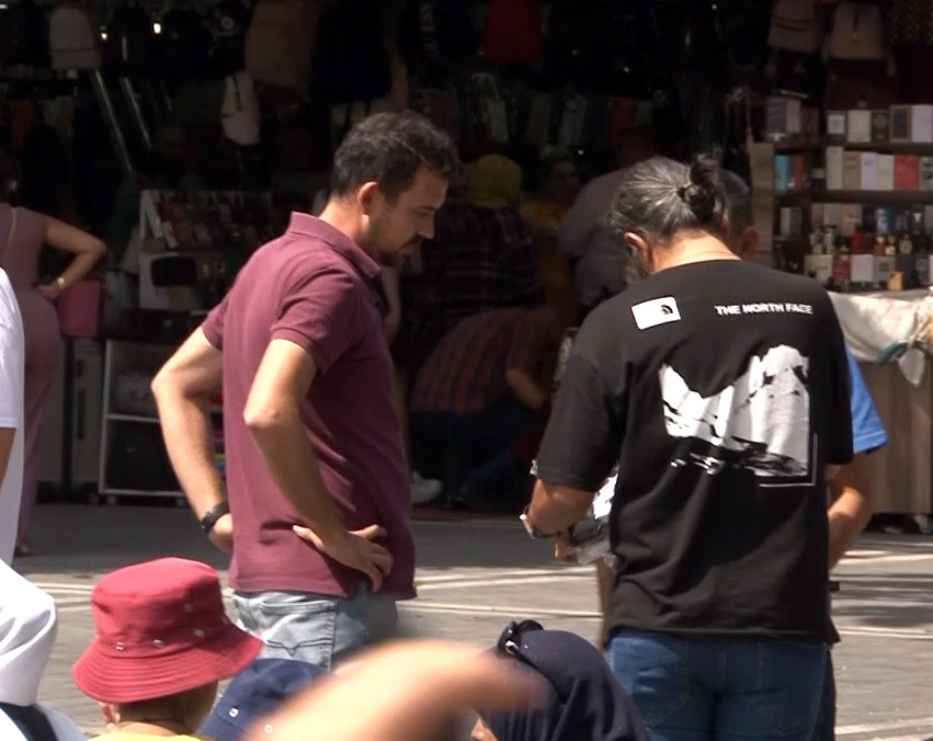 FATİH'TE HANUTÇULARA VE SEYYAR SATICILARA YÖNELİK DENETİM GERÇEKLEŞTİRİLEN DENETİMDE POLİS