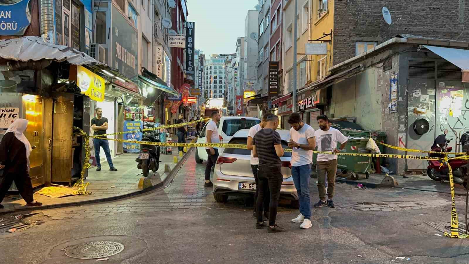 İSTANBUL FATİH’TE İKİ GRUP ARASINDA YOL VERMEME NEDENİYLE ÇIKAN SİLAHLI