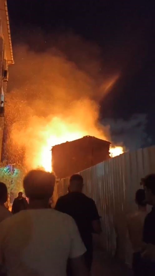 İSTANBUL'UN FATİH İLÇESİNDE İKİ KATLI METRUK BİNADA ÇIKAN YANGIN PANİĞE