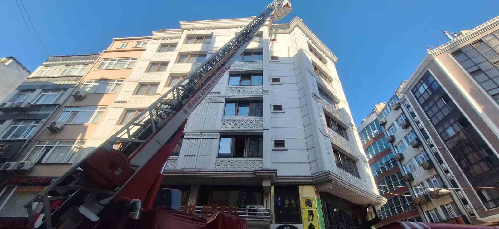 FATİH’TE BİR  OTELİN ÇATISINDA ÇIKAN YANGIN PANİĞE NEDEN OLDU