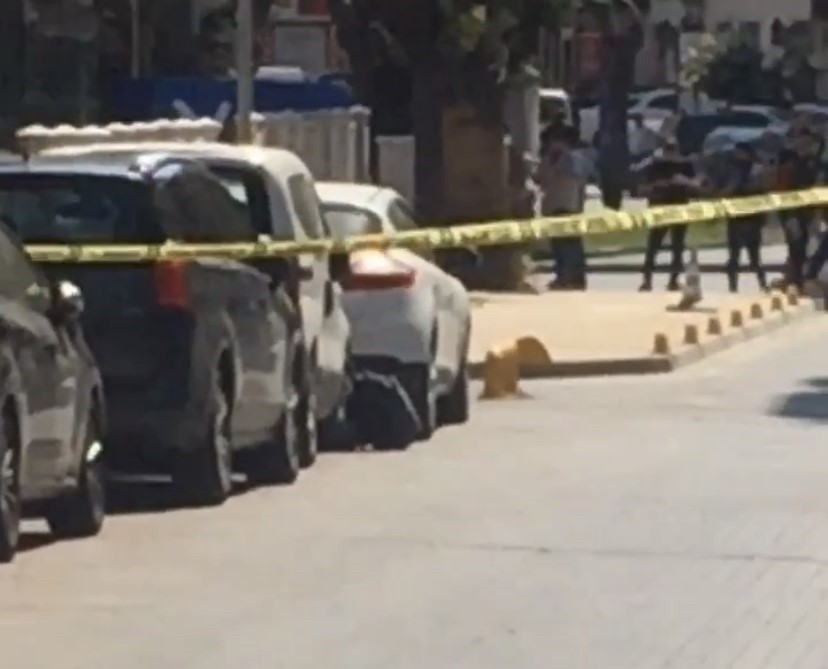 İSTANBUL FATİH’TE PARK HALİNDEKİ BİR ARACIN YANINA BIRAKILAN SIRT ÇANTASI