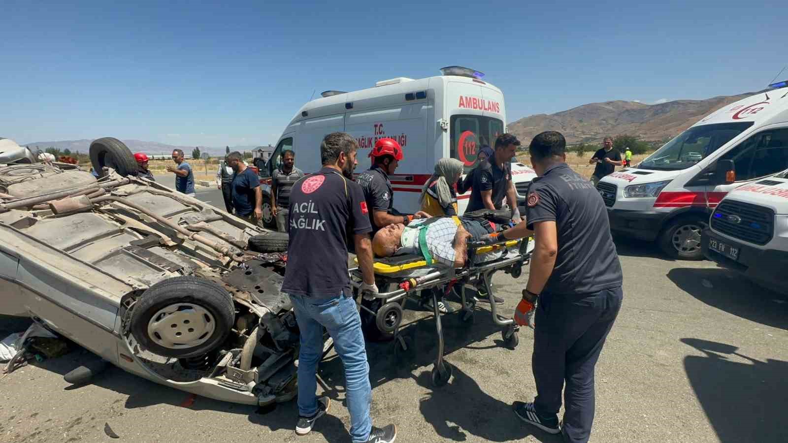 Feci kazada 1 ölü, 2’si ağır 4 yaralı ELAZIĞ’DA, SÜRÜCÜSÜNÜN DİREKSİYON HAKİMİYETİNİ KAYBETTİĞİ ARAÇ REFÜJE ÇARPIP TAKLA ATTI.