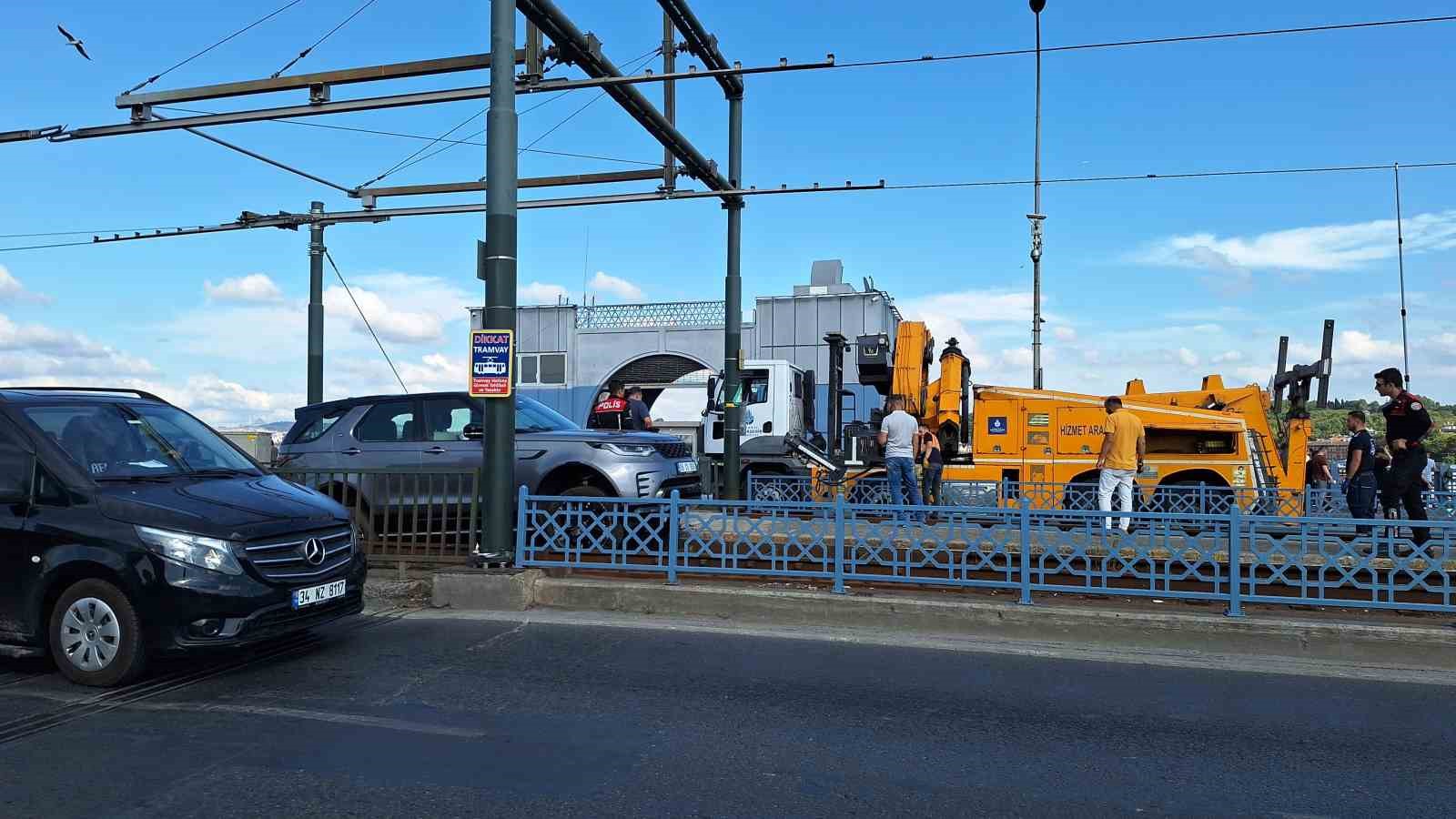 GALATA KÖPRÜSÜ ÜZERİNDE TRAMVAY YOLUNA GİREREK RAYLARIN ÜZERİNDE ASILI KALAN