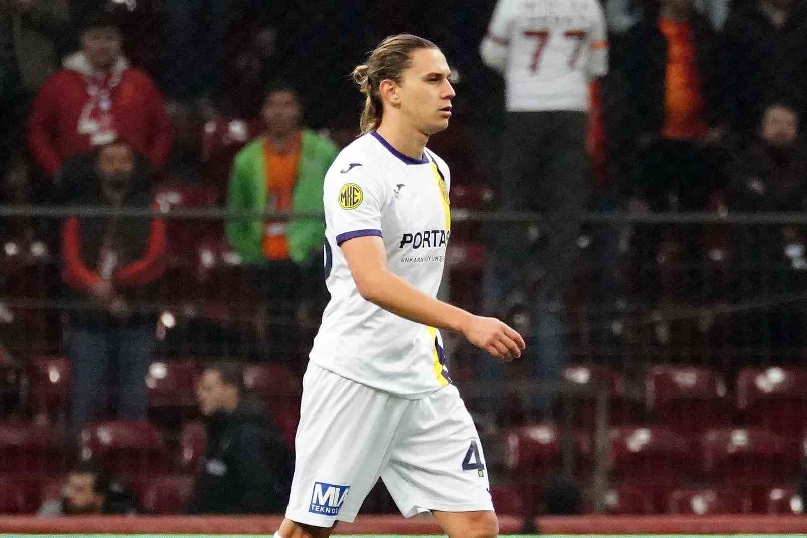 GALATASARAY'DA SEZON BAŞINDA KİRALIK OLARAK SAMSUNSPOR’LA ANLAŞAN 28 YAŞINDAKİ ORTA
