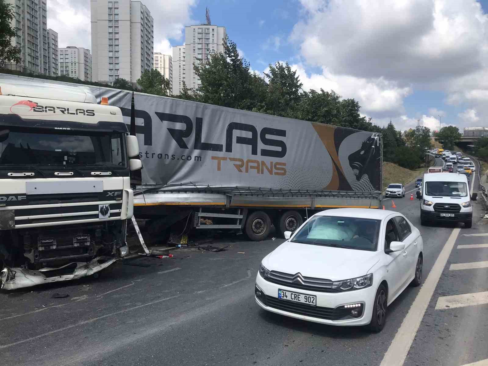 GAZİOSMANPAŞA’DA YAĞMURDAN DOLAYI YOLUN KAYGAN OLMASIYLA BİRLİKTE BİR TIR ŞOFÖRÜ